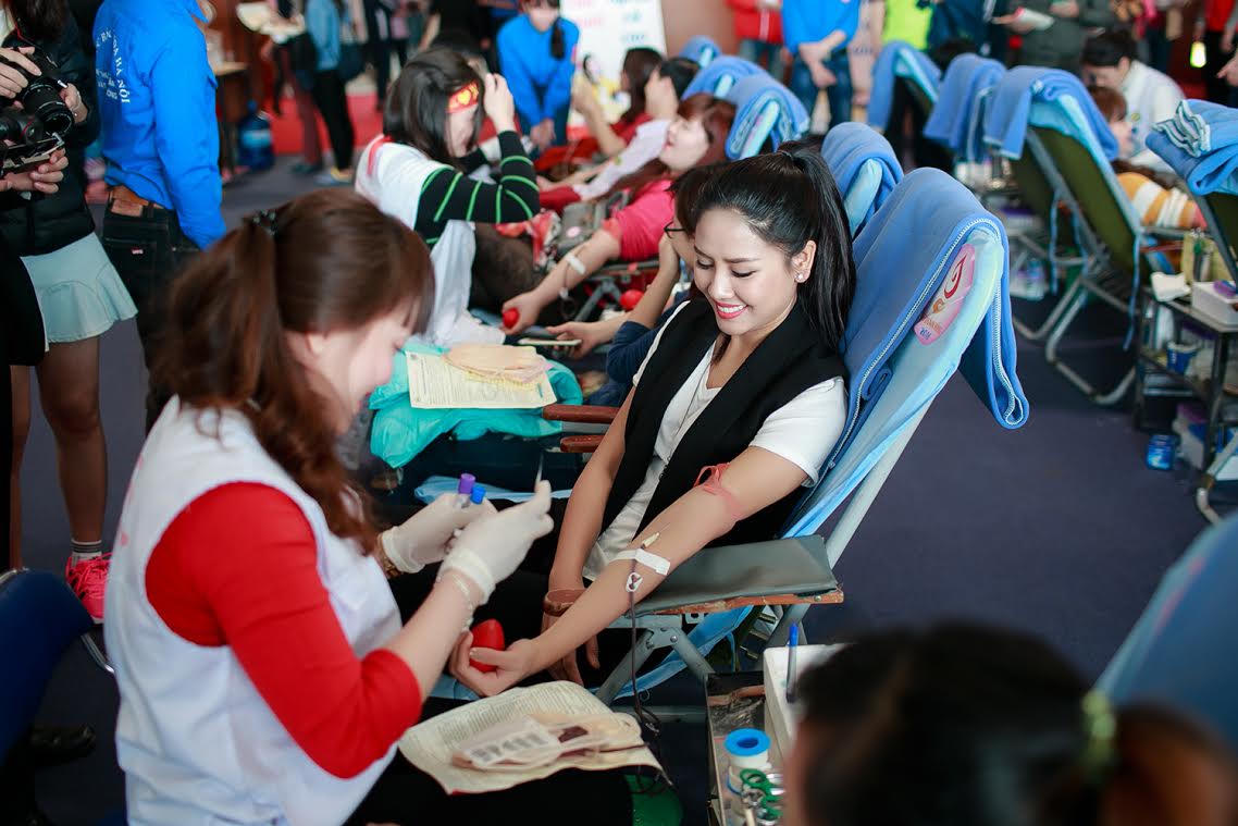 HH biển Nguyễn Thị Loan hạnh phúc khi được hiến máu cứu người